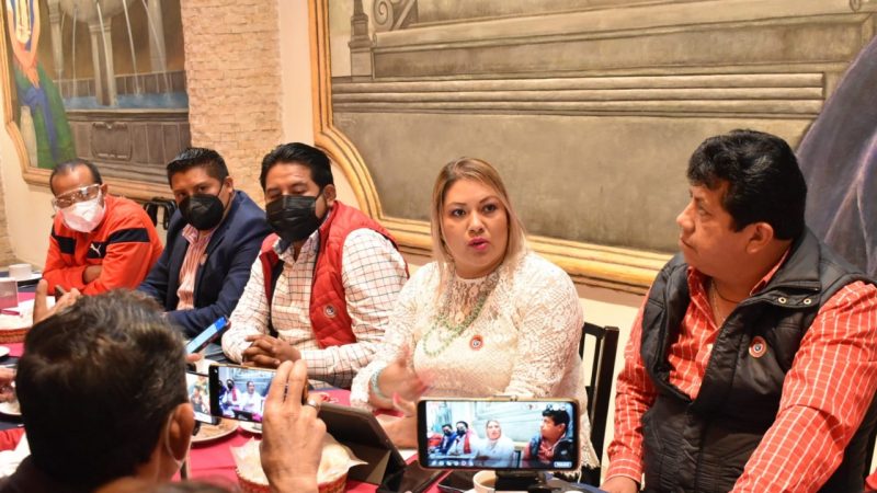 Sindicalizados del ayuntamiento de San Pedro Cholula denuncian anomalías de su lideresa