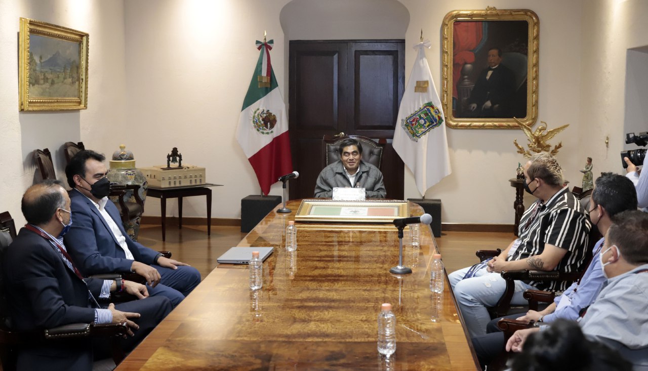 Barbosa se reunió con autoridades del Club Puebla y representantes de las porras