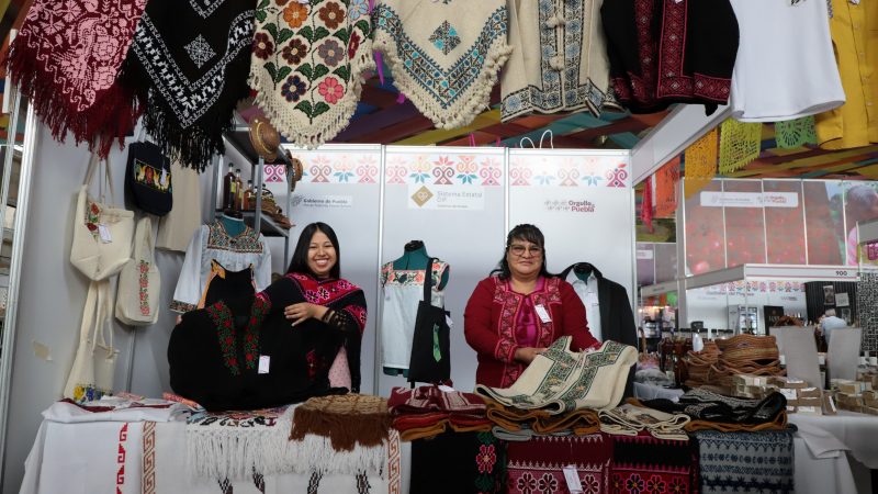 Reciben apoyo productores y artesanos con módulos en Feria de Puebla 2022