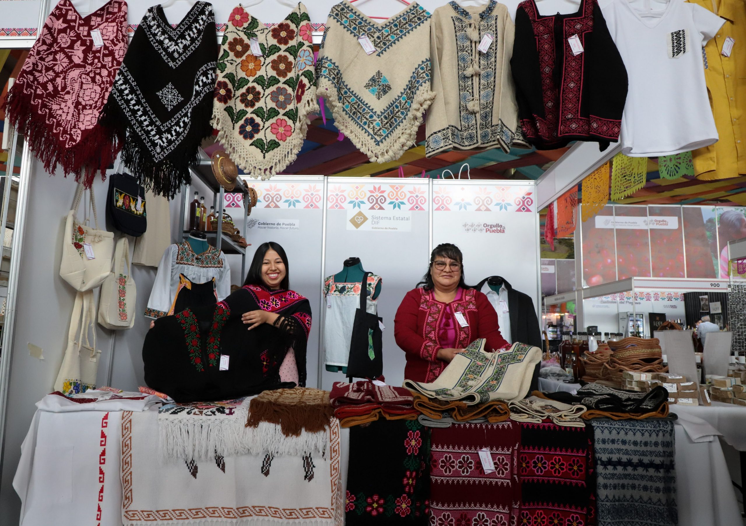 Reciben apoyo productores y artesanos con módulos en Feria de Puebla 2022