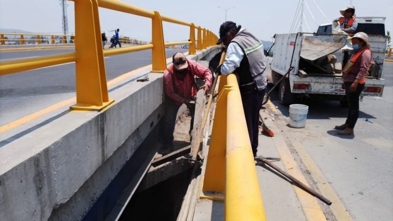 Retira Secretaría de Infraestructura escombro y desechos en puente Xonacatepec
