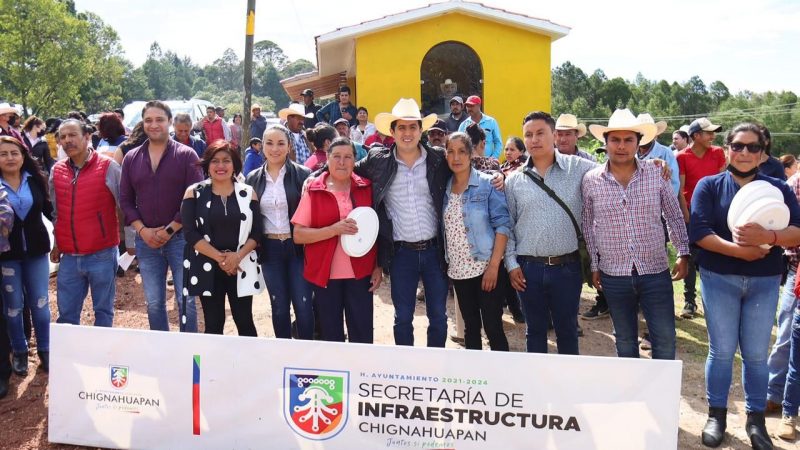 Inaugura Lorenzo Rivera rehabilitación de paraderos en Chignahuapan