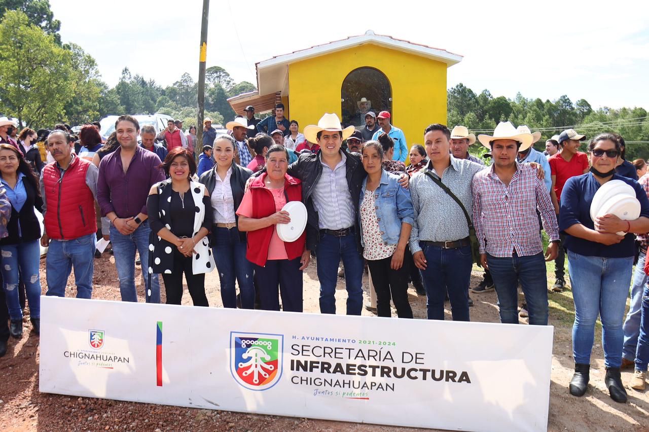 Inaugura Lorenzo Rivera rehabilitación de paraderos en Chignahuapan