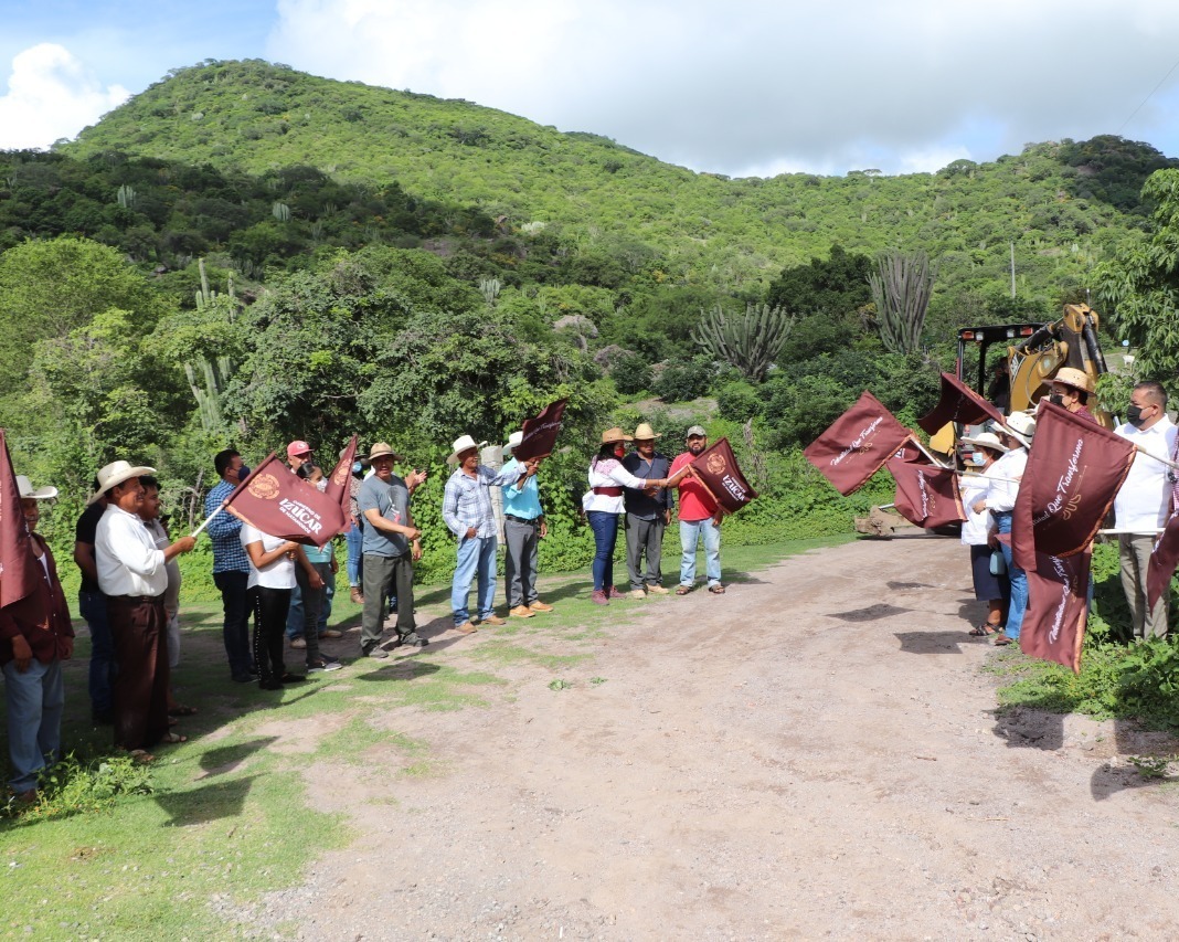 Amplía ayuntamiento de Izúcar de Matamoros red eléctrica en “El Aguacate”