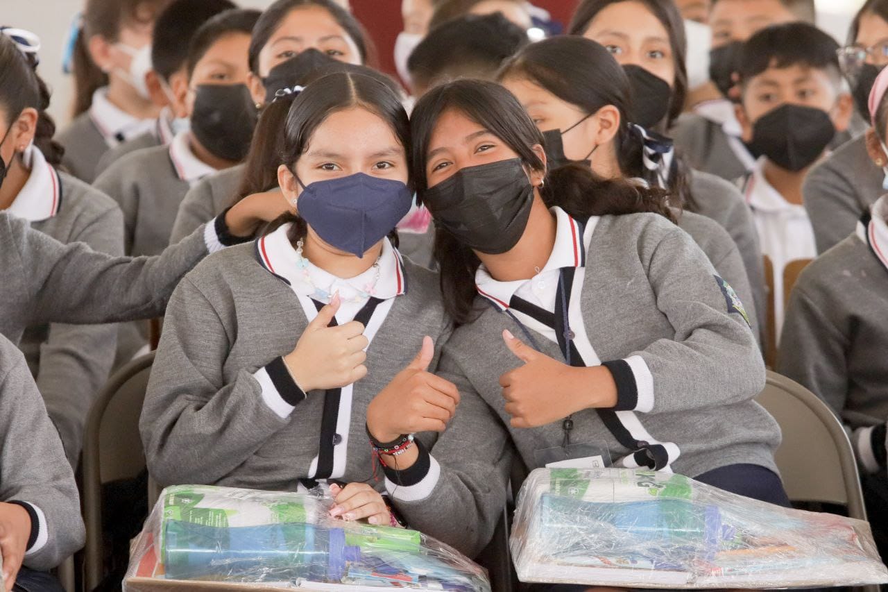 Reciben apoyos educativos alumnos de nivel básico en San Andrés Cholula