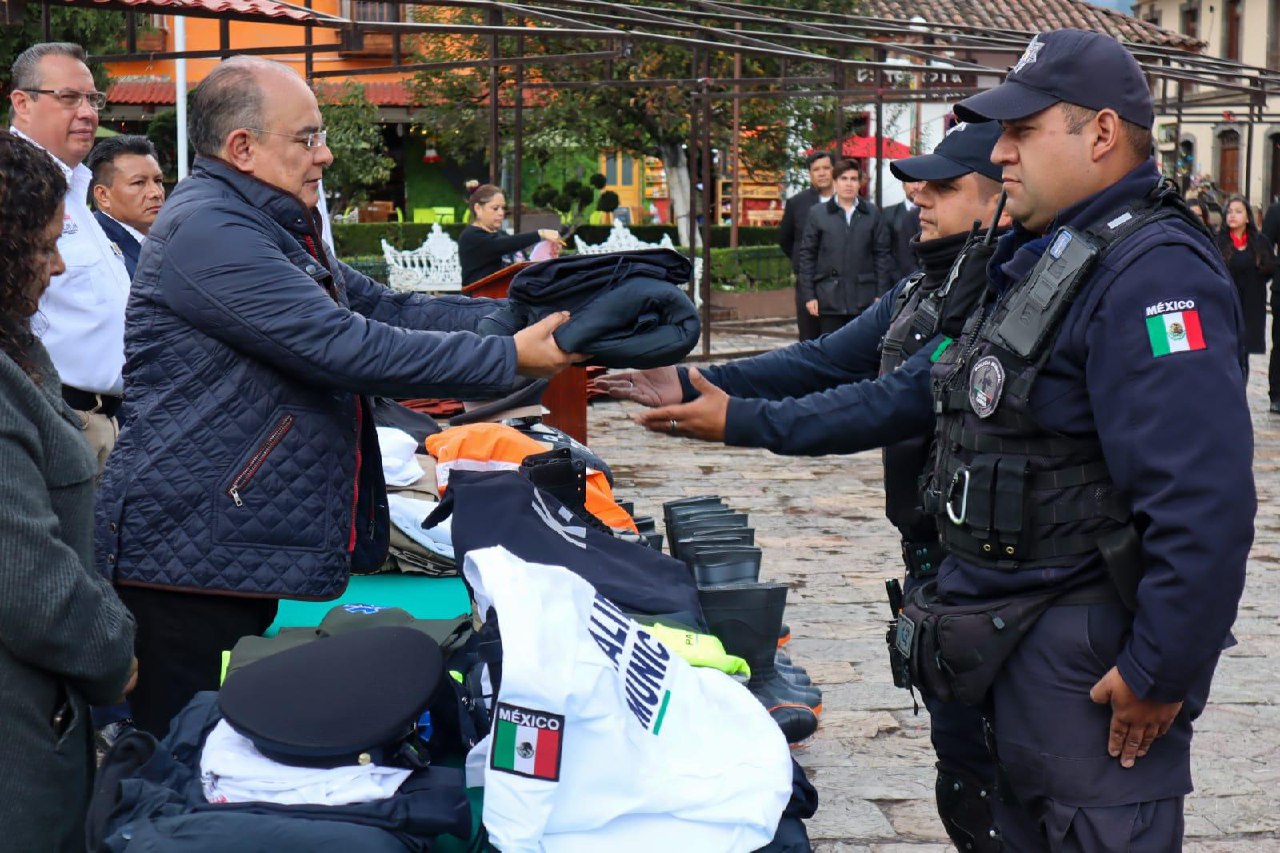 Entregan uniformes y vehículos operativos a elementos de seguridad y Bomberos de Zacatlán