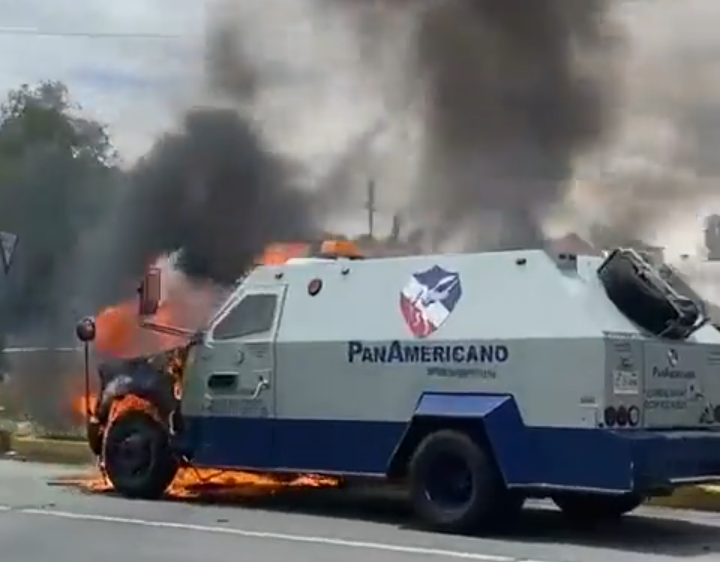 Se incendia unidad del servicio Panamericano en Vía Atlixcayotl