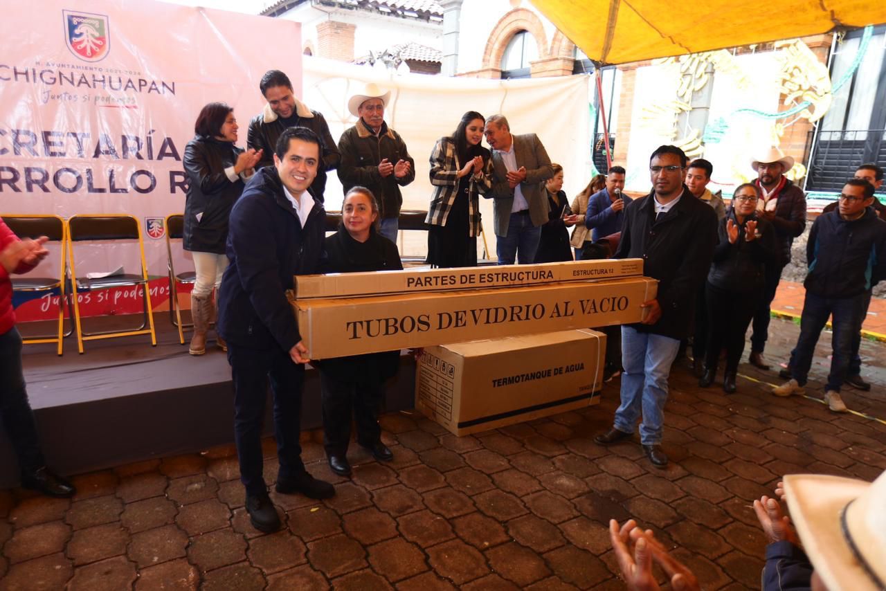 Apoyan a familias de Chignahuapan con calentadores solares