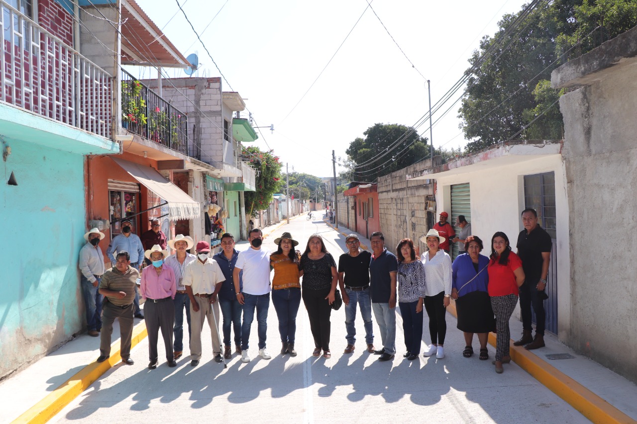 Entrega Irene Olea obra pública en Izúcar de Matamoros