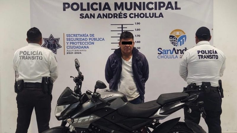 Librado “N” fue asegurado en San Andrés Cholula con una motocicleta presuntamente robada