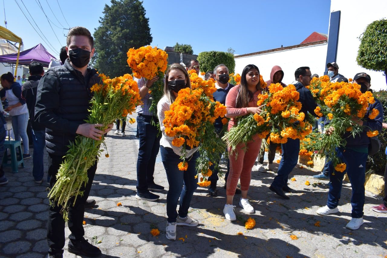 Reparte Paola Angon flores en panteones de San Pedro Cholula