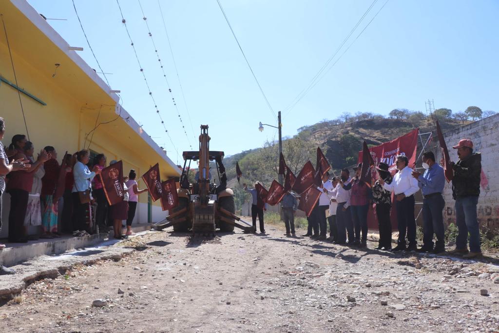 Inicia ayuntamiento de Izúcar adoquinamiento en Agua Escondida