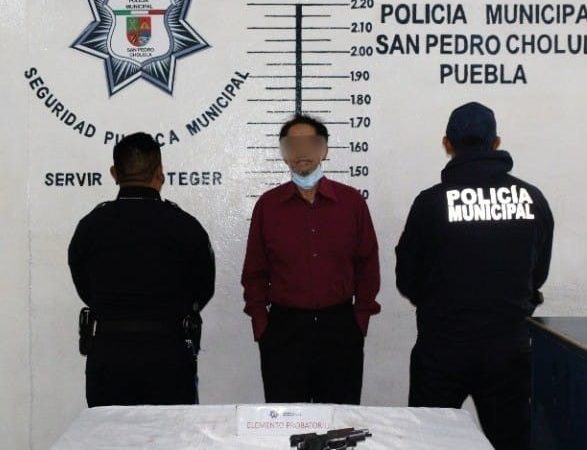Arturo “N” fue detenido en San Pedro Cholula por violencia familiar y portación de arma de fuego