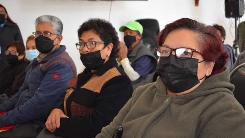 Entrega Paola Angon lentes para vista cansada a abuelitos de San Pedro Cholula