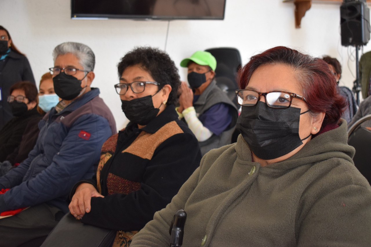 Entrega Paola Angon lentes para vista cansada a abuelitos de San Pedro Cholula