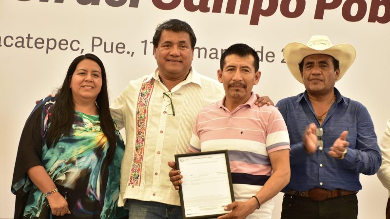 Entregan autoridades estatales apoyos al campo poblano en Zinacatepec