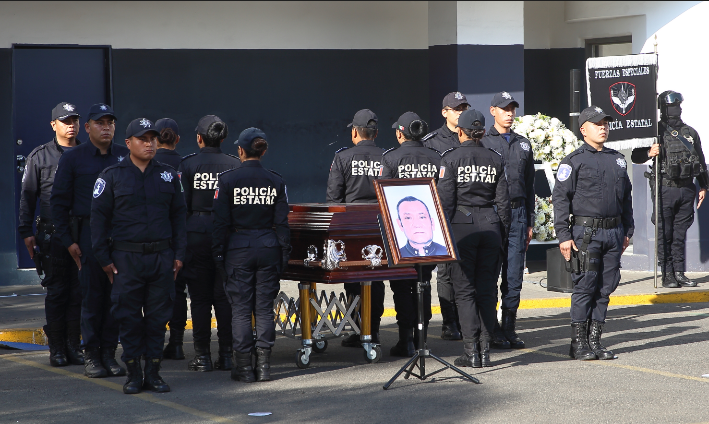 Rinden homenaje póstumo a policía caído en cumplimiento de su deber