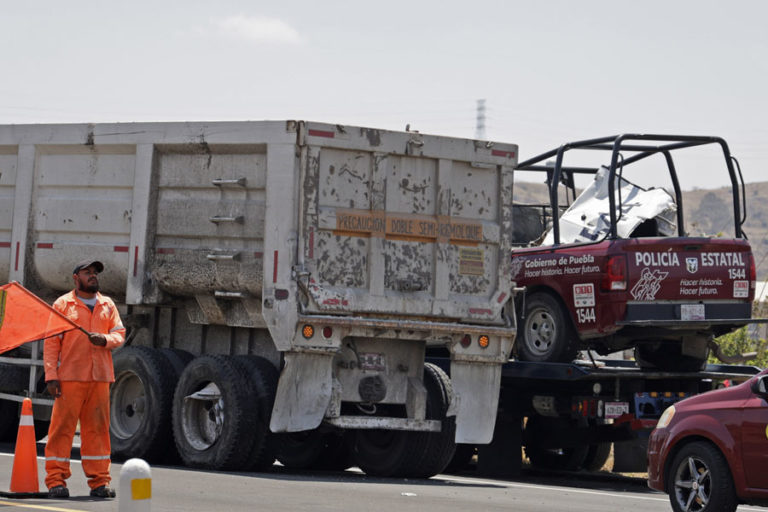 Murió policía por chocar contra tráiler en la Puebla-Atlixco