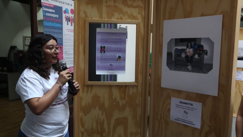 Inauguran exposición “Voces de la Violencia Vicaria” en Puebla
