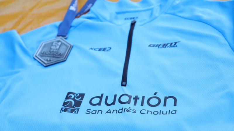 Presentan en San Andrés Cholula playera y medalla del Duatlón 2023