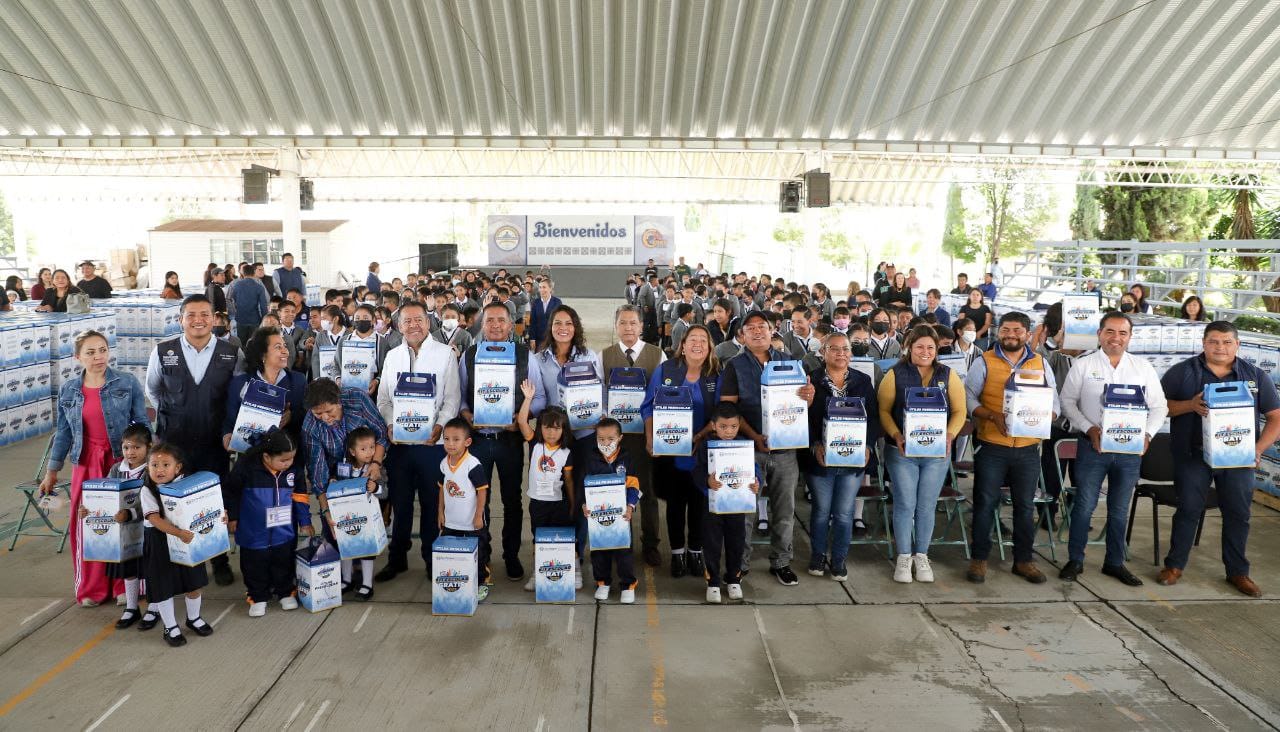 Entregan Kits Escolares a estudiantes de San Andrés Cholula