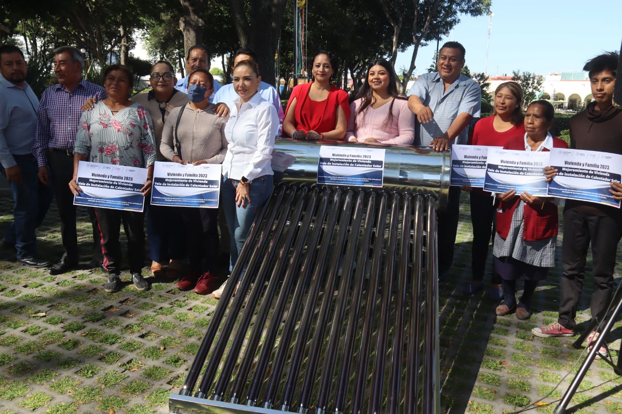 Con el programa Vivienda y Familia, habitantes de Cholula reciben calentadores solares