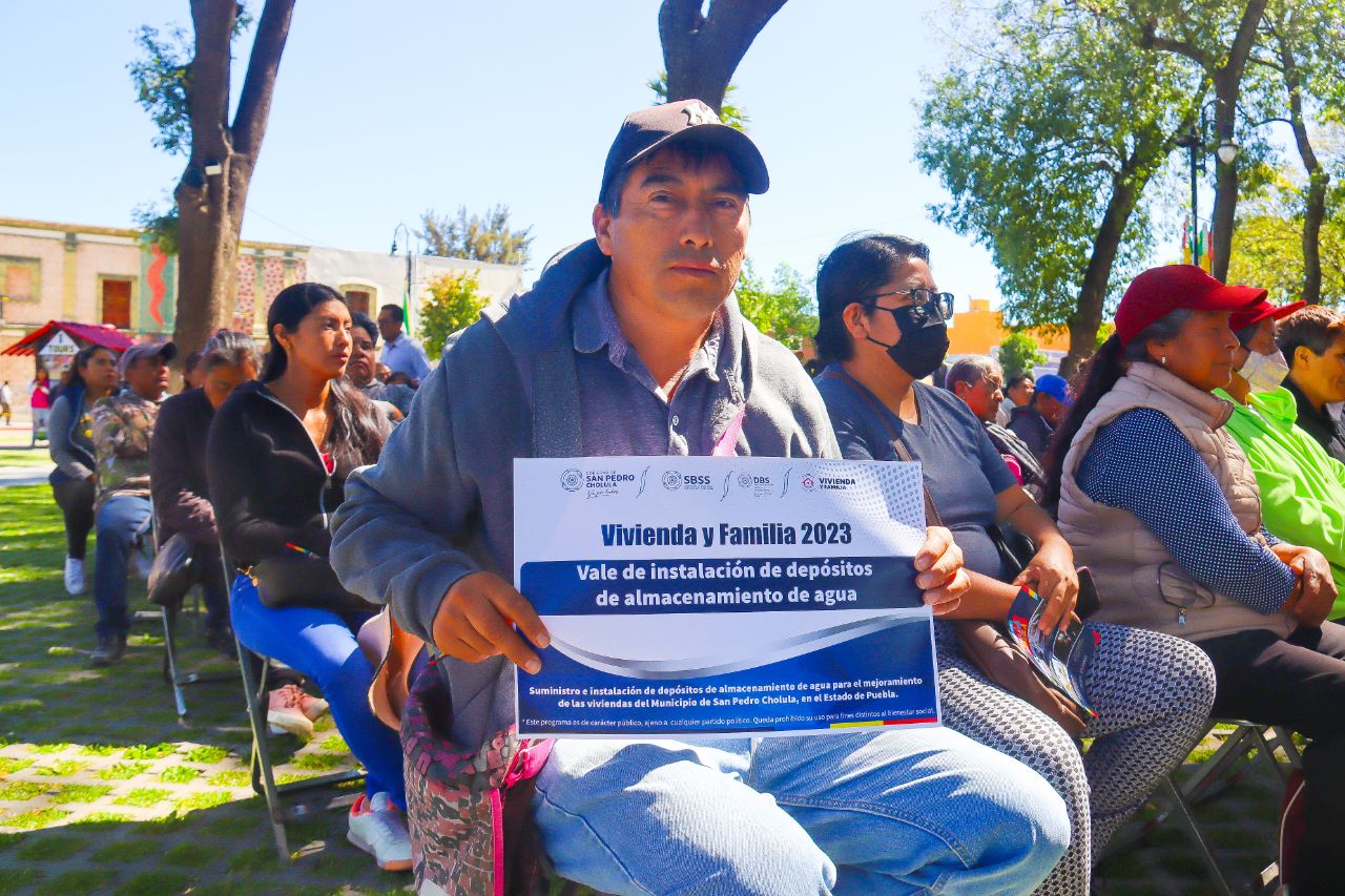 Reciben familias de Cholula depósitos de agua