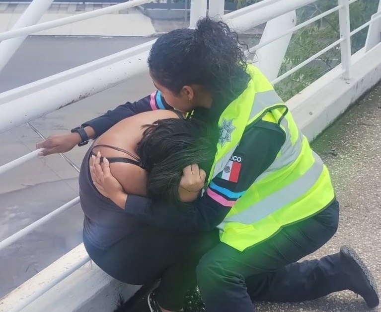 Elementos de Tránsito impiden que mujer se arrojara desde la ciclovía de la 31 Oriente y la 24 Sur