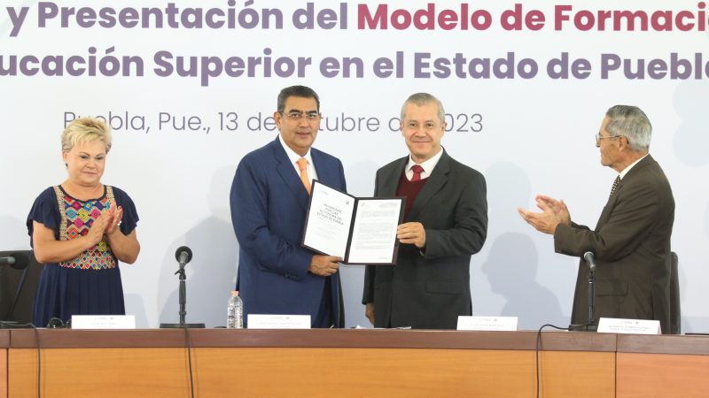 Entrega Gobierno de Puebla Rvoe a instituciones educativas