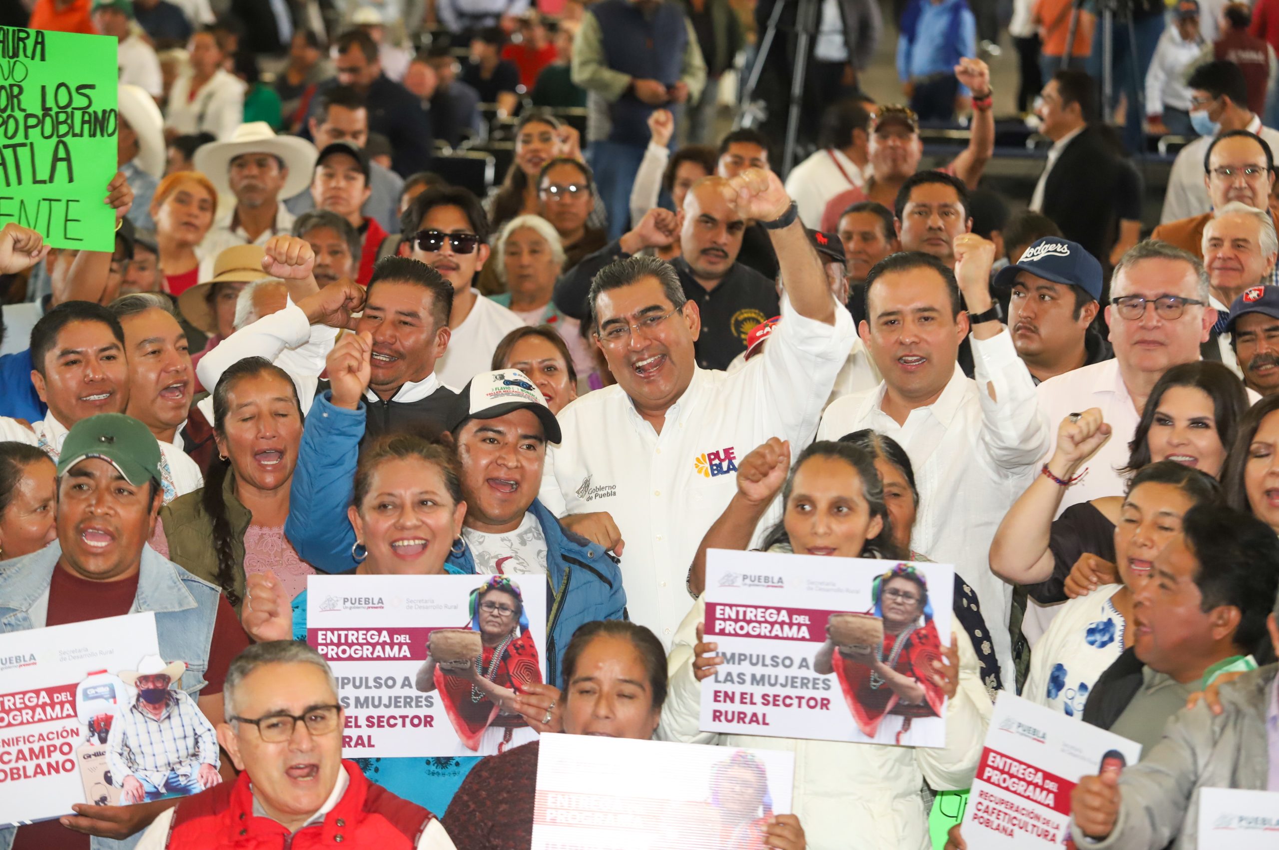 Entrega Sergio Salomón apoyos a productores del campo