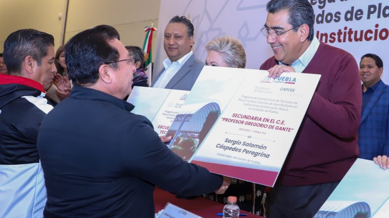Entrega Gobierno de Puebla apoyos para mejorar infraestructura educativa