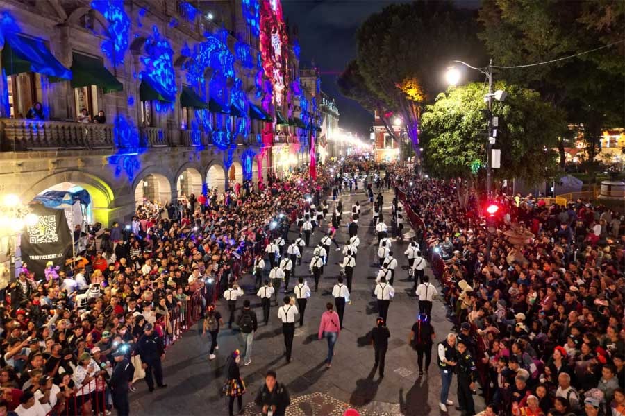 Disfrutan poblanos del “Desfile de Calaveras” en calles de la capital