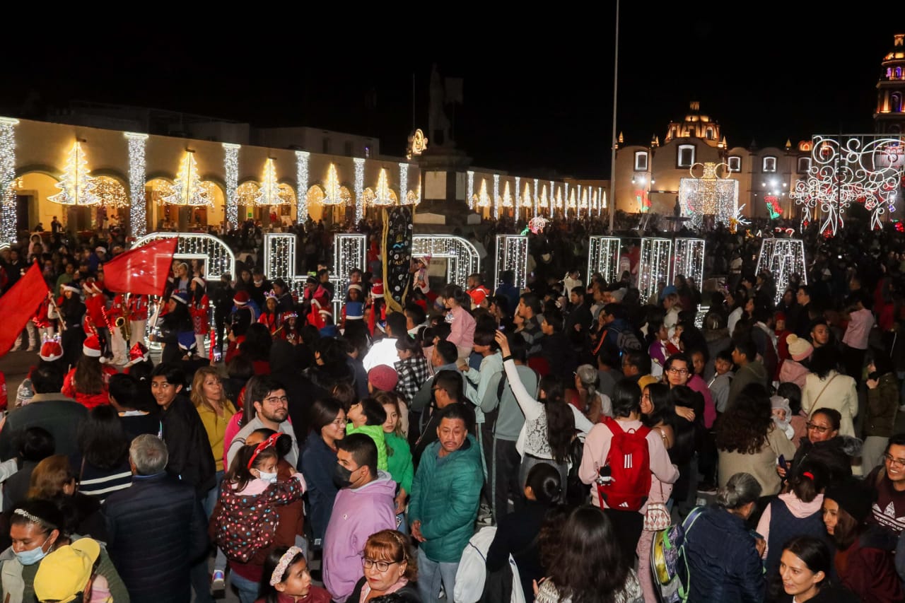 Encienden árbol y luces navideñas en San Pedro Cholula