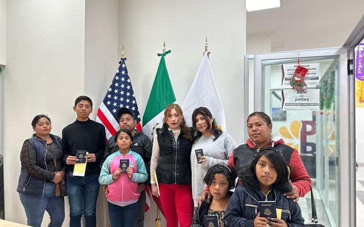 Reciben jóvenes poblanos binacionales pasaporte americano