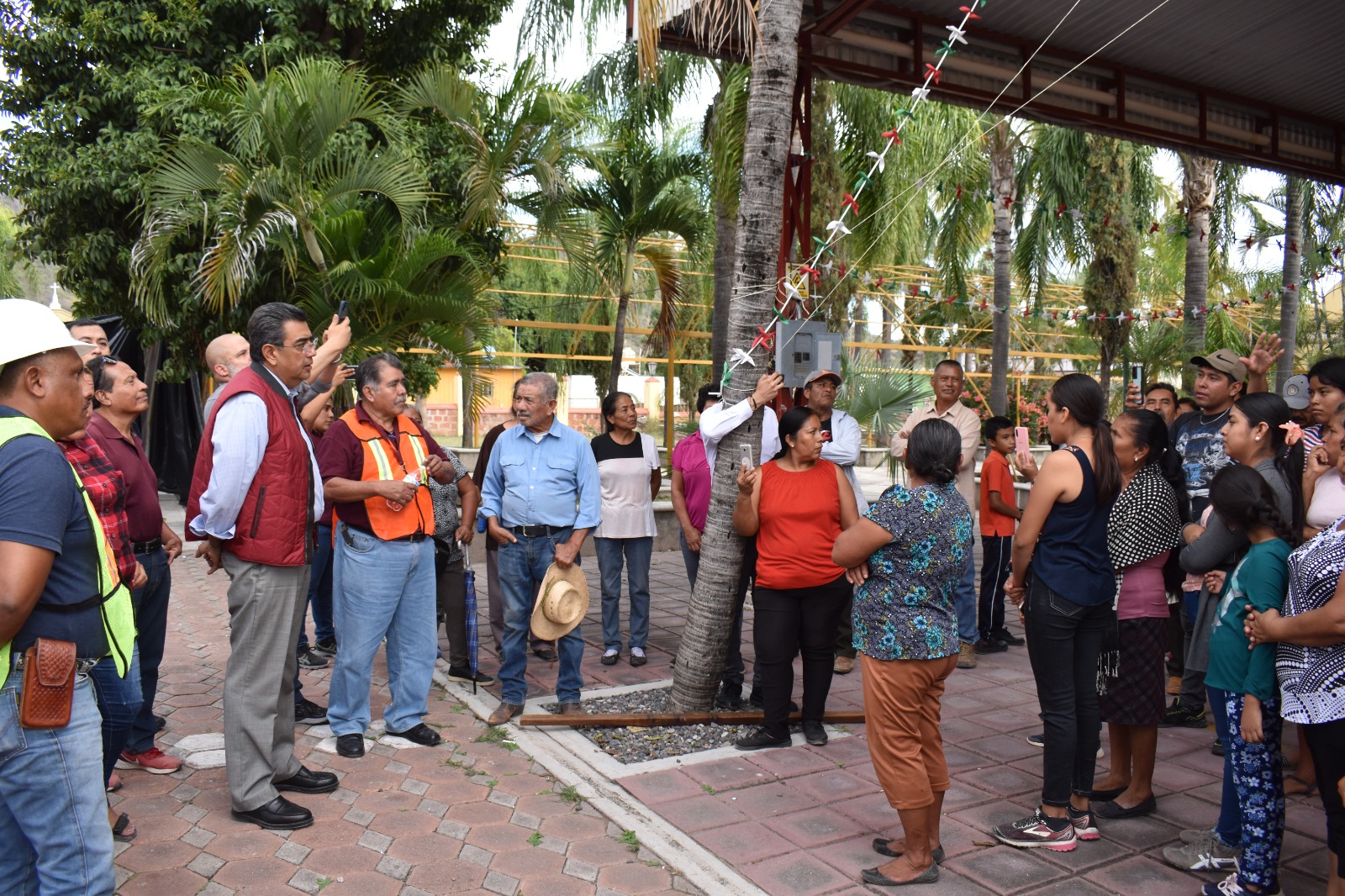 Recorrió Sergio Salomón zona del epicentro de sismo en la Mixteca