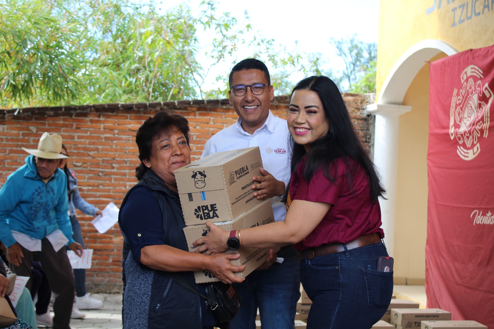 Programa de producto lácteo beneficia a familias izucarenses