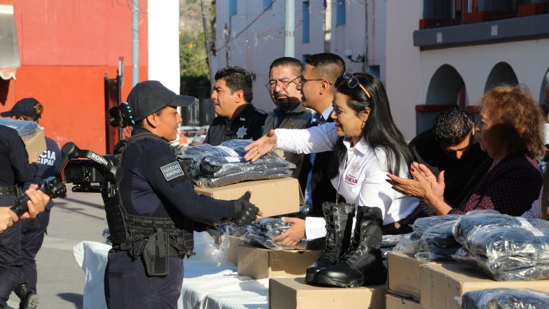 Entregan uniformes a elementos de seguridad pública en Izúcar de Matamoros