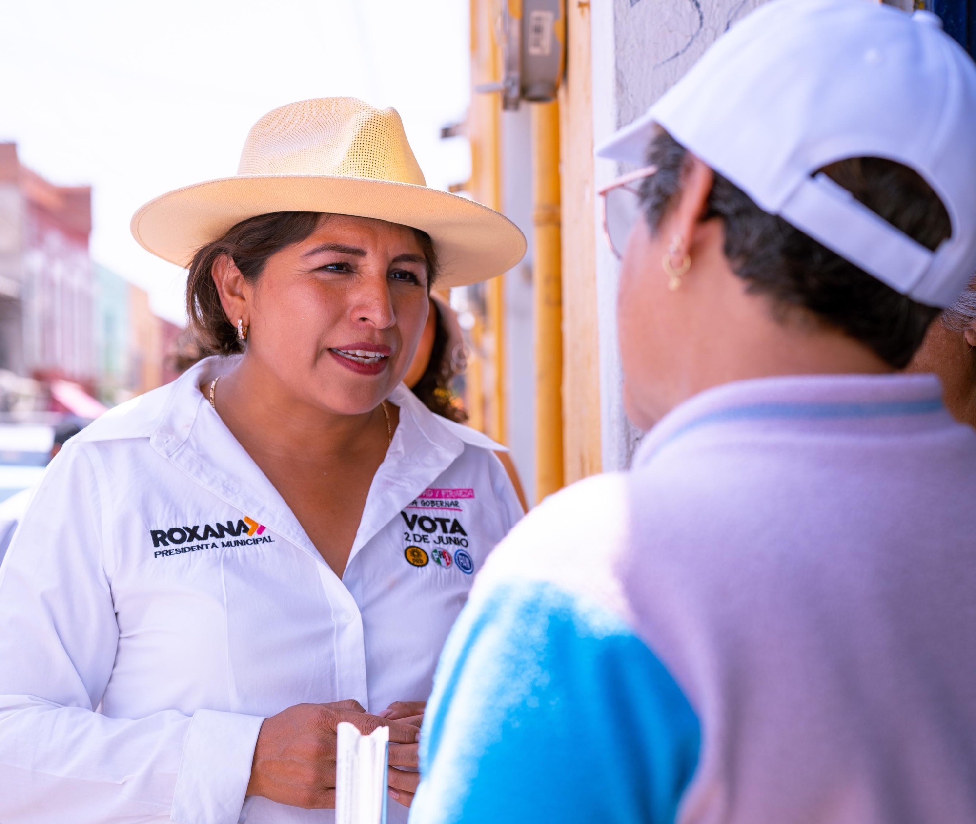 Busca Roxana Luna el voto cuidando en el centro de San Pedro Cholula