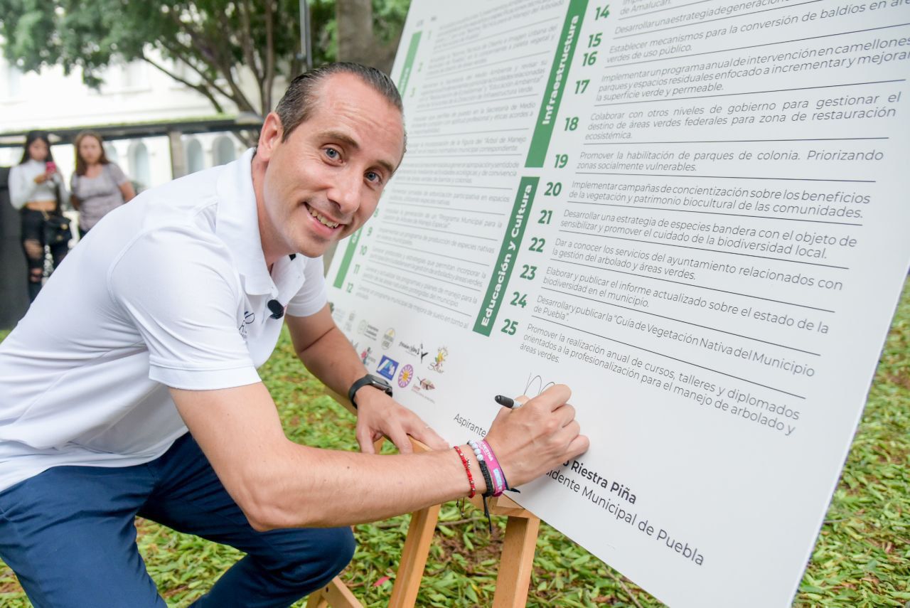 Firma Mario Riestra compromisos para proteger árboles y áreas verdes en Puebla capital