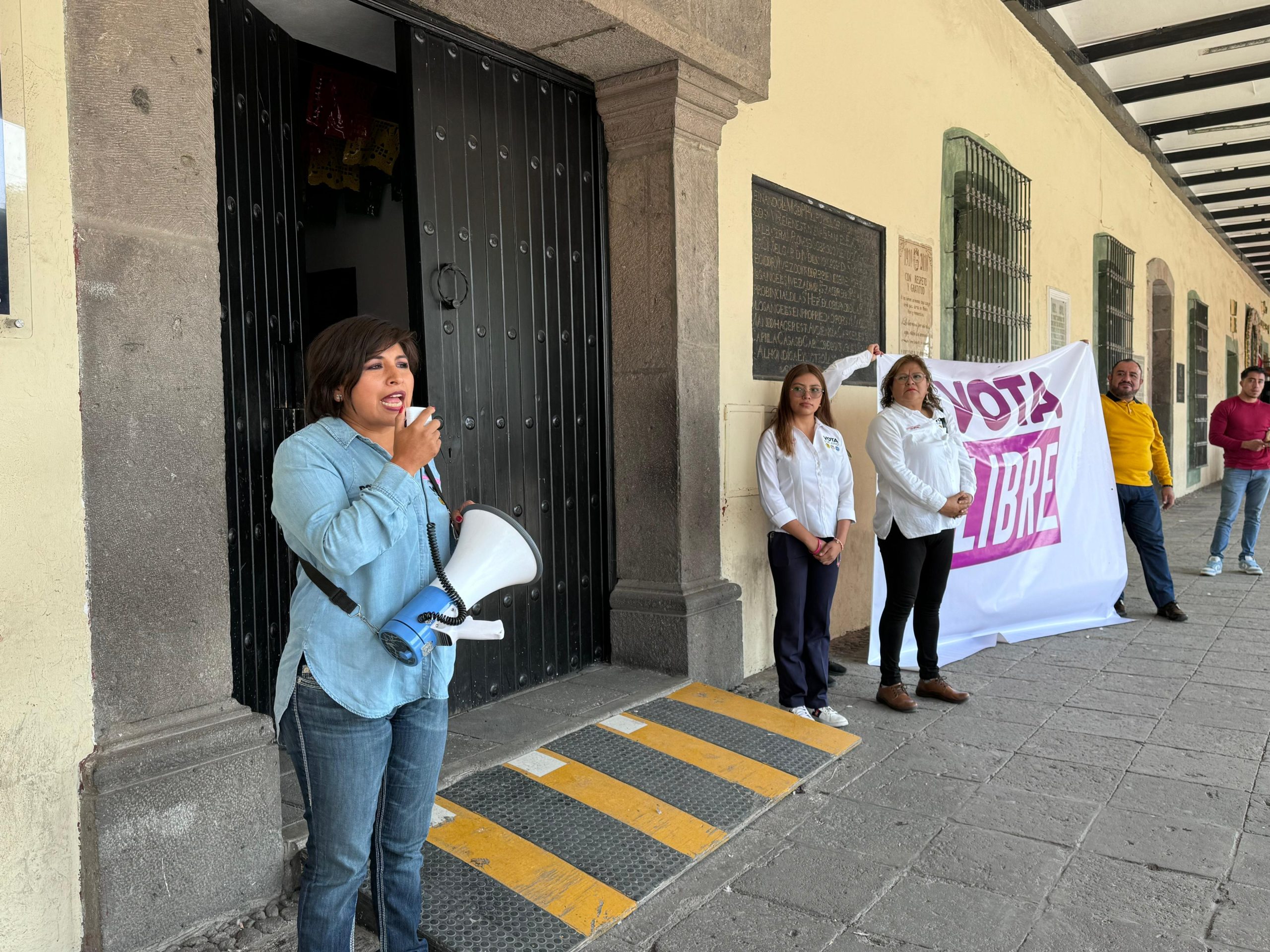 Llama Roxana Luna a trabajadores de San Pedro Cholula votar libremente