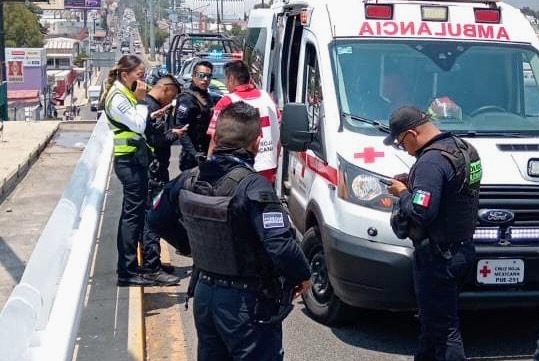 Rescatan a mujer que pretendía lanzarse de un puente