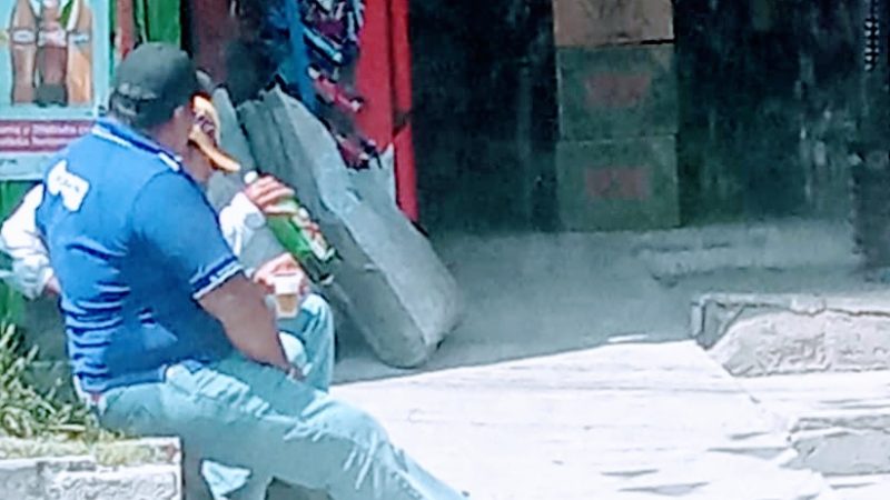 En horario laboral, trabajadores de SOSAPAC en Cuautlancingo ingieren bebidas alcohólicas