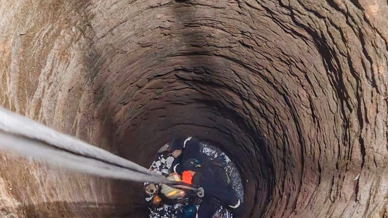 Rescatan a perro que cayó en un pozo de 20 metros en Puebla
