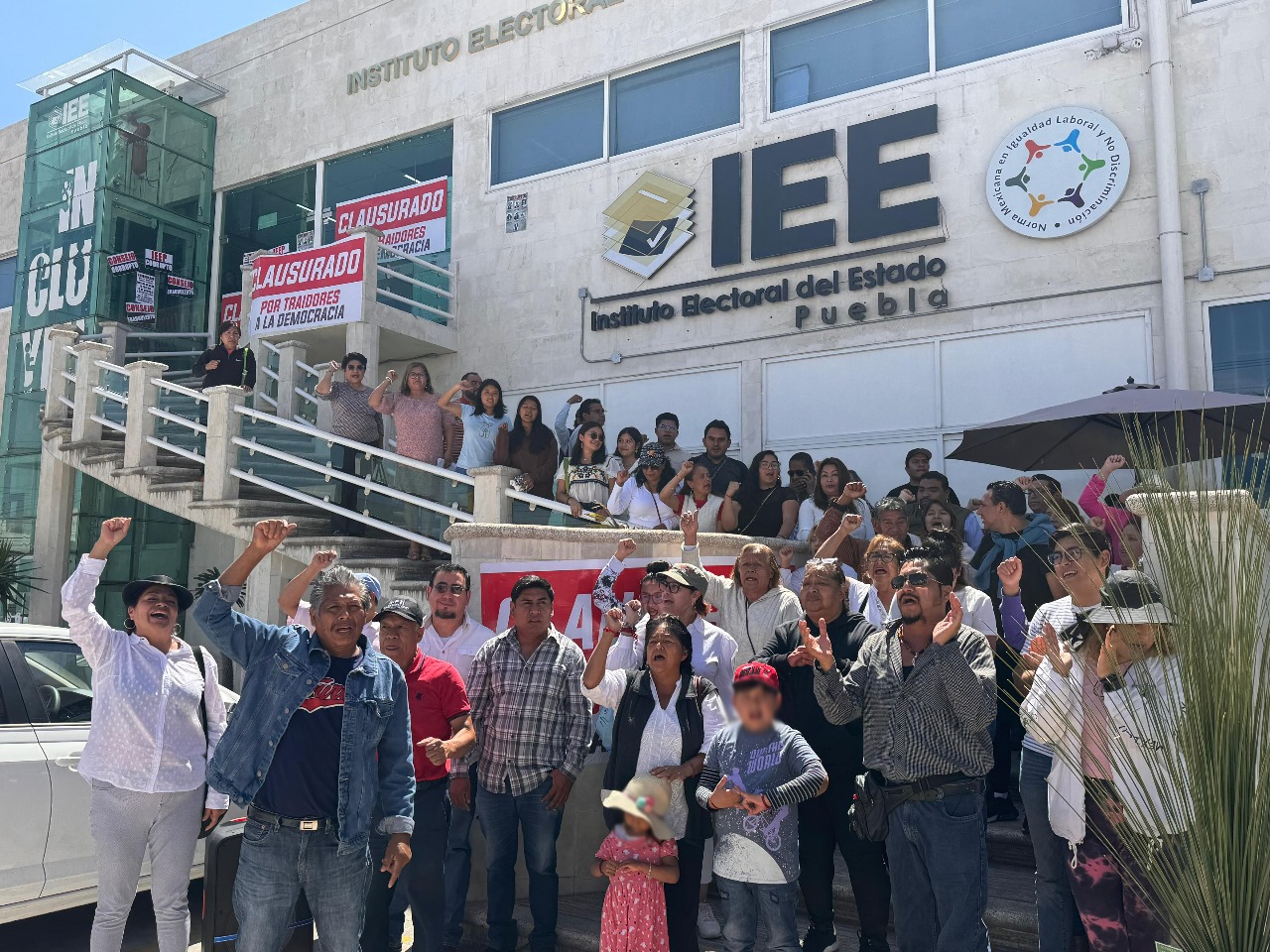 Clausuran simbólicamente manifestantes de San Pedro Cholula oficinas del IEE Puebla