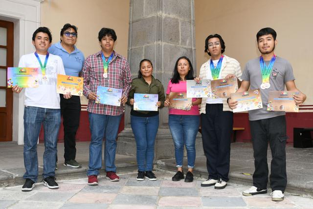 Logran estudiantes BUAP primeros lugares en Olimpiada Internacional de Matemáticas en Singapur