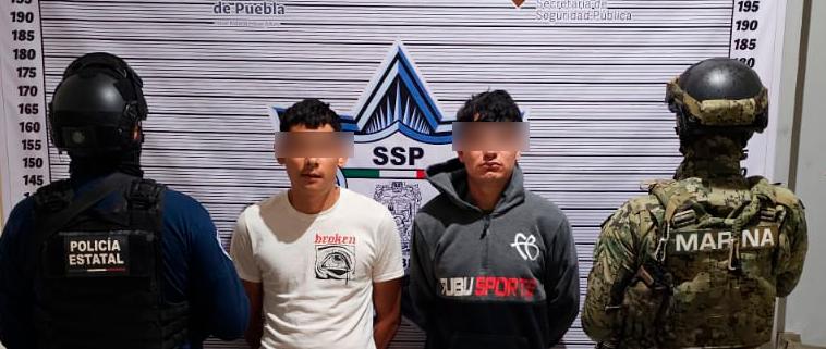 Detienen a dos hombres en posesión de armas y droga