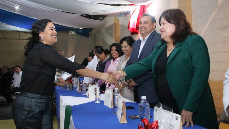 Reconocen a trabajadores de Salud por años de servicio