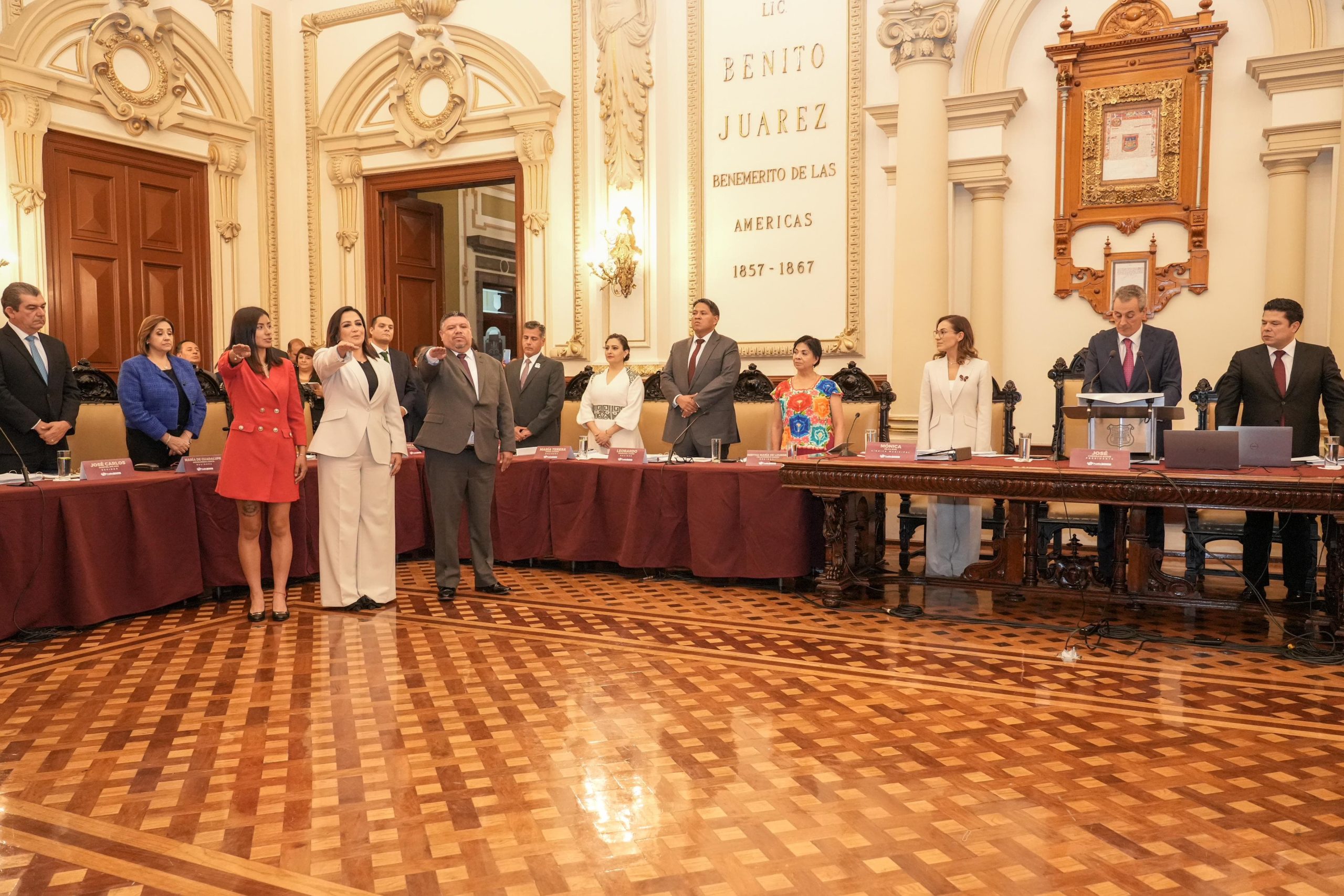 Rinden protesta titulares de secretarías y aprueban imagen institucional en Puebla capital