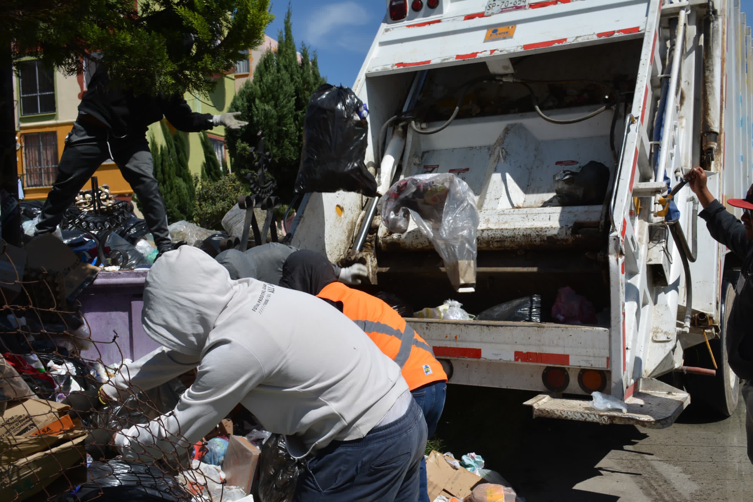 Regulariza Ayuntamiento de Coronango servicio de limpia en Misiones de San Francisco