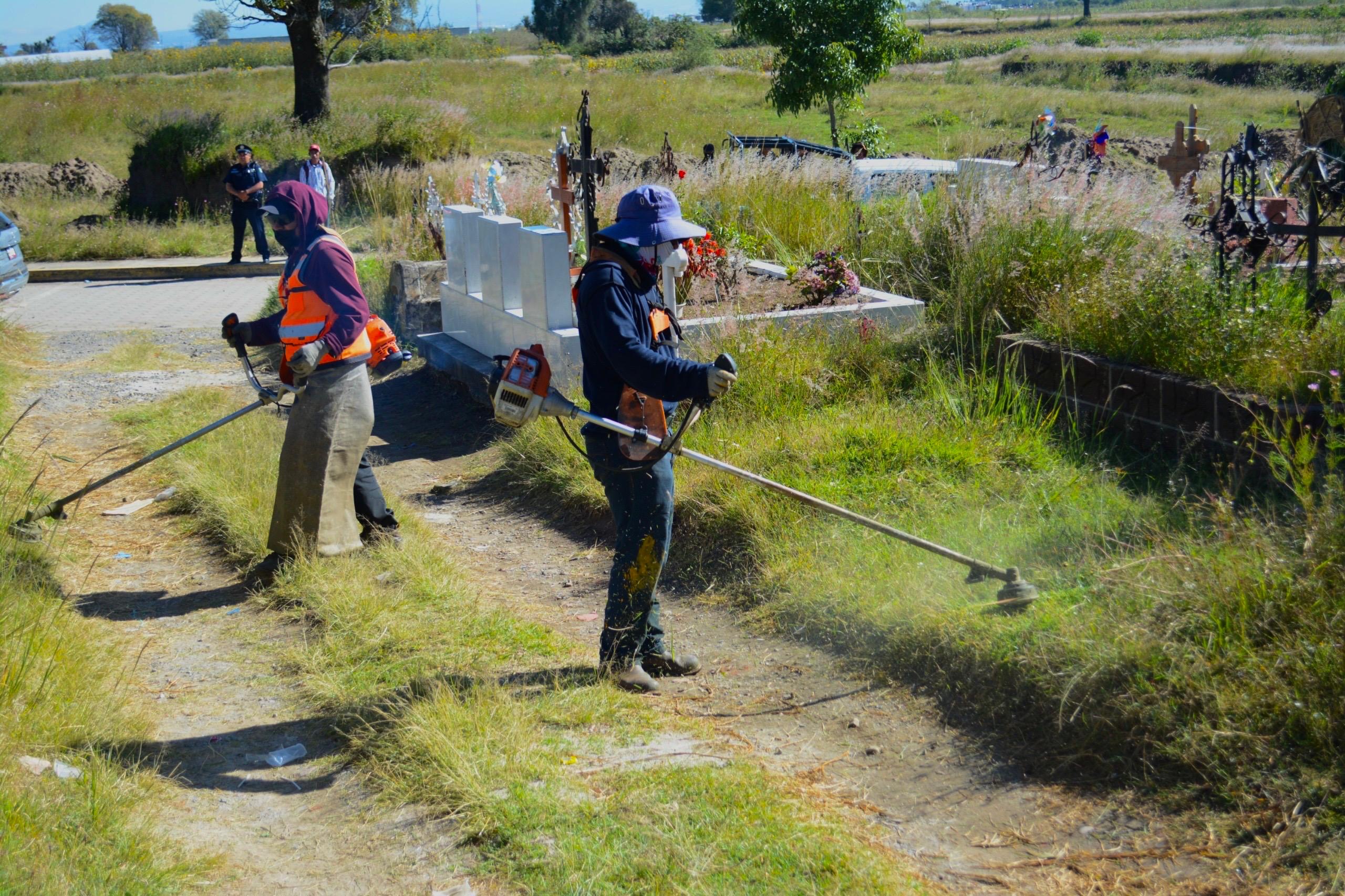 Previo a Día de Muertos, rehabilitan panteones en Coronango